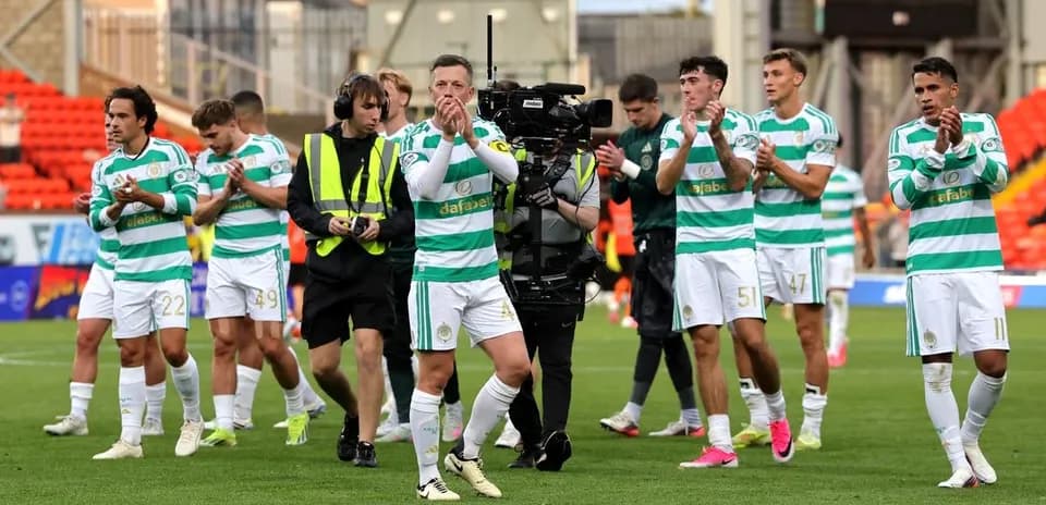 Jugadores de Celtic aplaudiendo al público tras partido