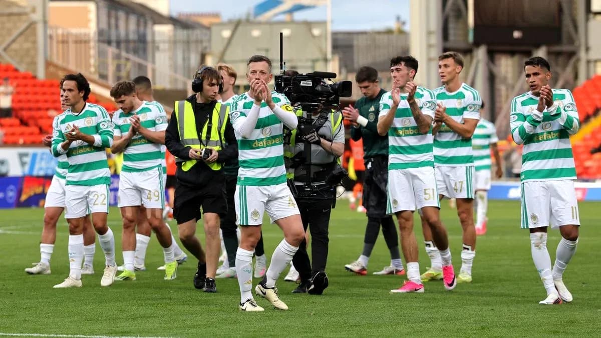 Jugadores de Celtic aplaudiendo al público tras partido