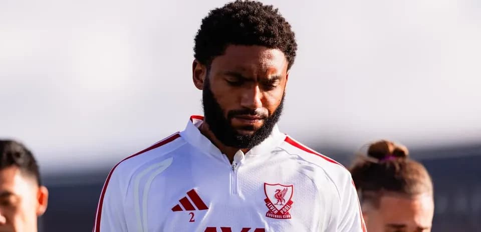 Jugador de Liverpool FC en el campo antes del partido