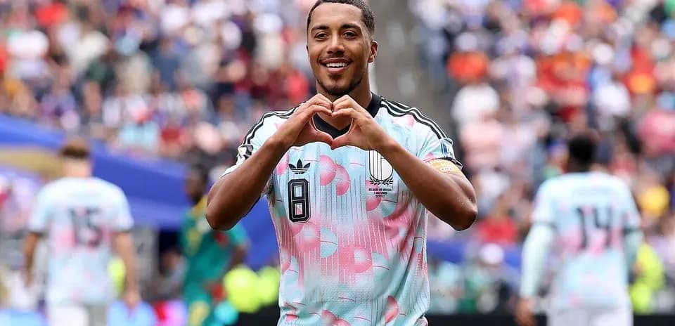 Jugador celebrando con un corazón después de anotar