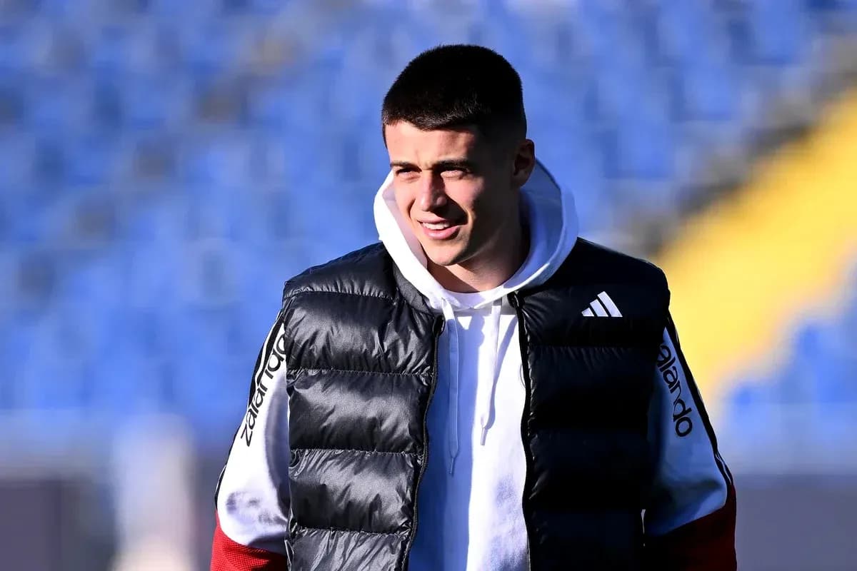 Jugador con chaleco en el campo de entrenamiento