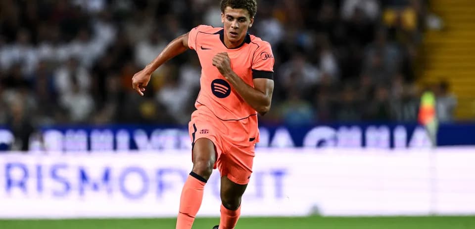 Jugador corriendo con uniforme de fútbol color rosa