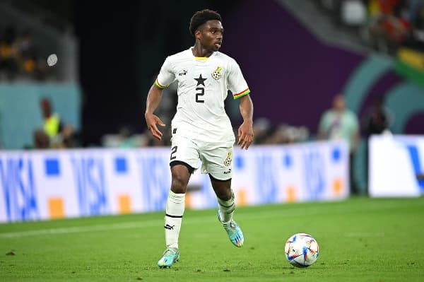 Jugador de Ghana conduciendo el balón durante el partido