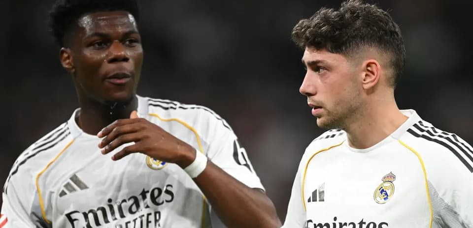 Jugadores de Real Madrid conversando en el campo