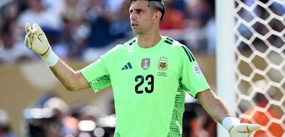 Portero argentino dirigiendo en el partido