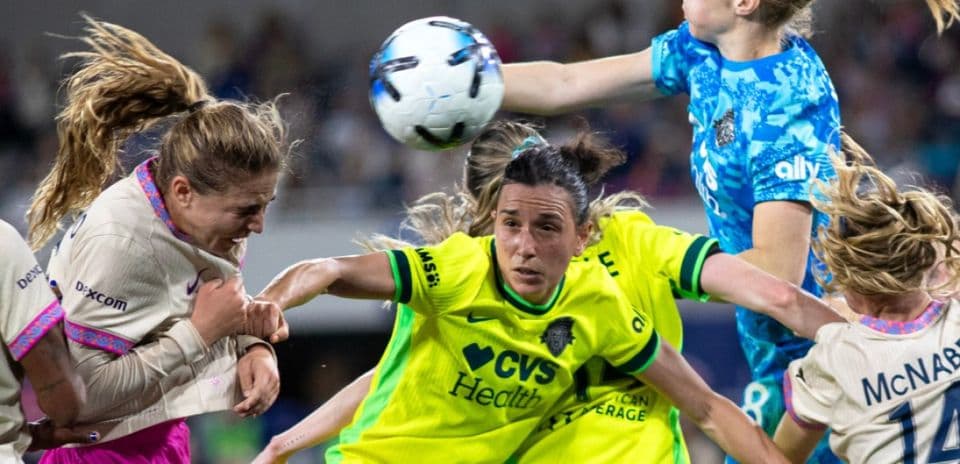 Jugadora del Houston Dash intenta cabezear el balón