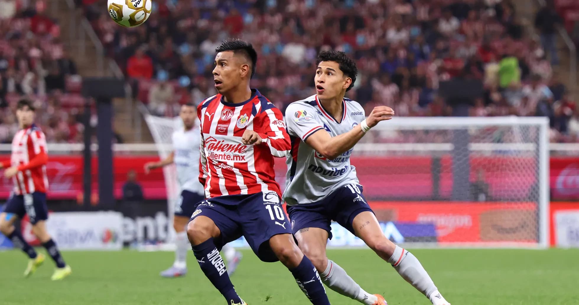 Jugadores de Chivas y Cruz Azul compitiendo por el balón