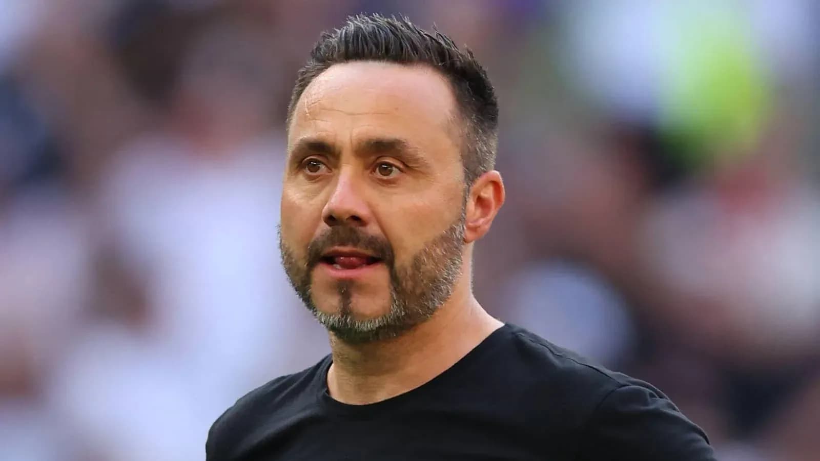 Entrenador observando el partido desde la línea de banda