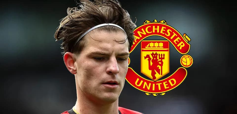 Jugador con camiseta de Bournemouth frente a logo de Manchester United