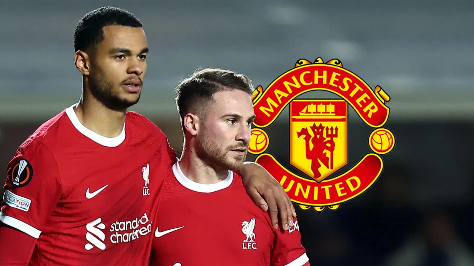 Dos jugadores de Liverpool en el campo de fútbol