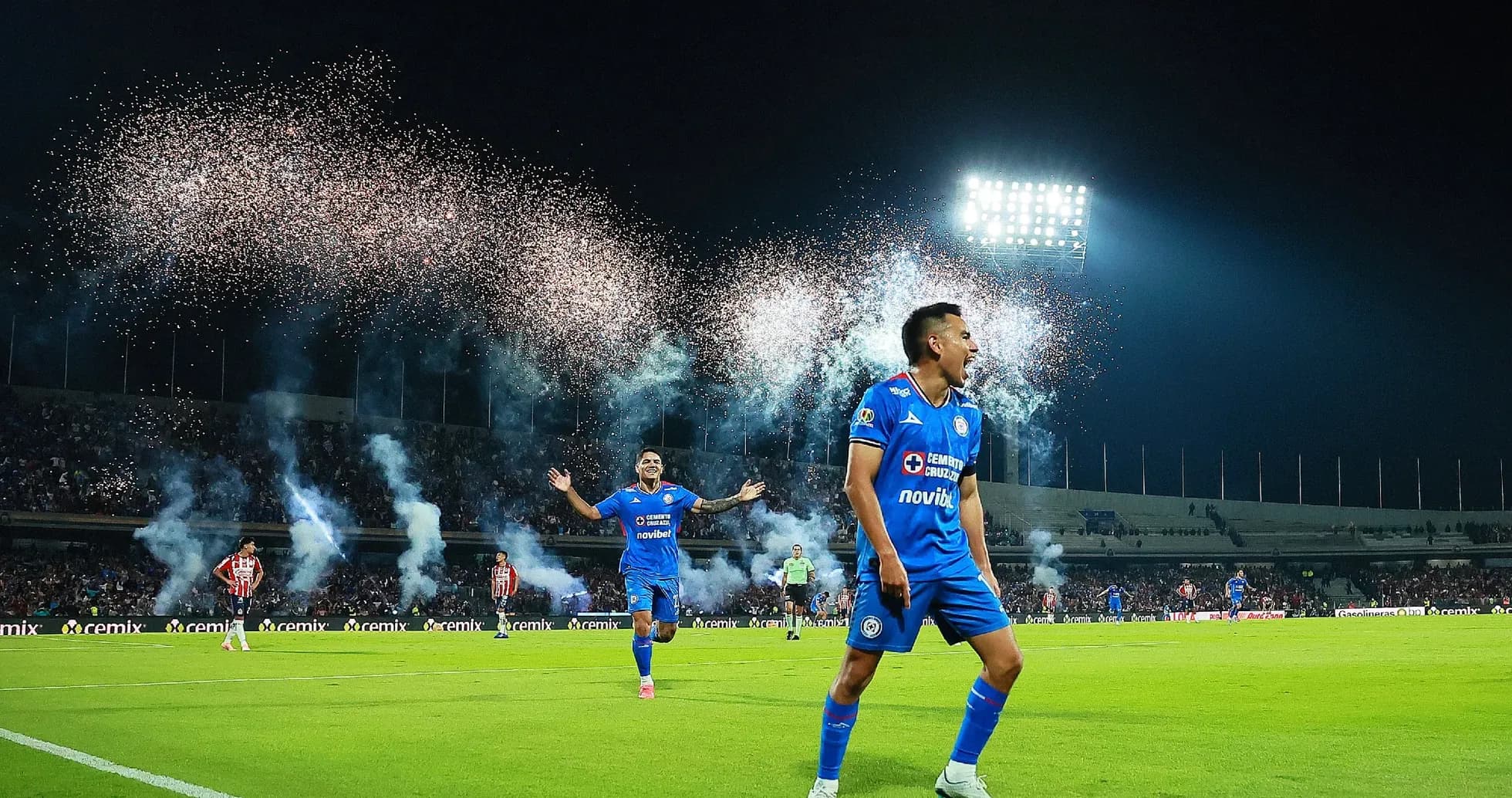 Celebración de jugadores de Cruz Azul en el estadio