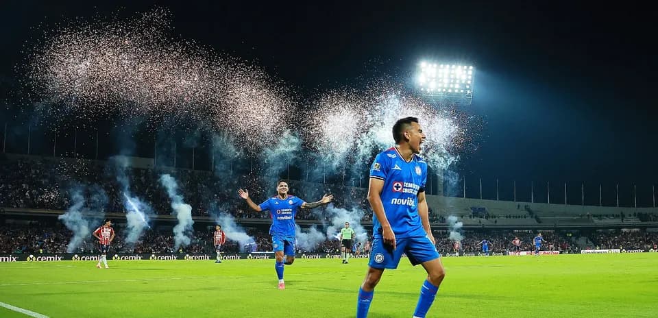 Celebración de jugadores de Cruz Azul en el estadio