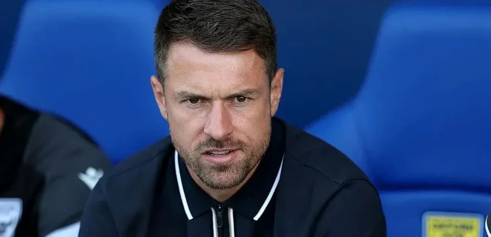 Entrenador sentado en el banco durante el partido