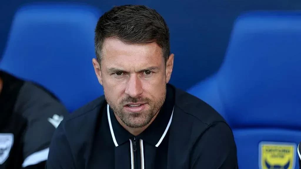 Entrenador sentado en el banco durante el partido