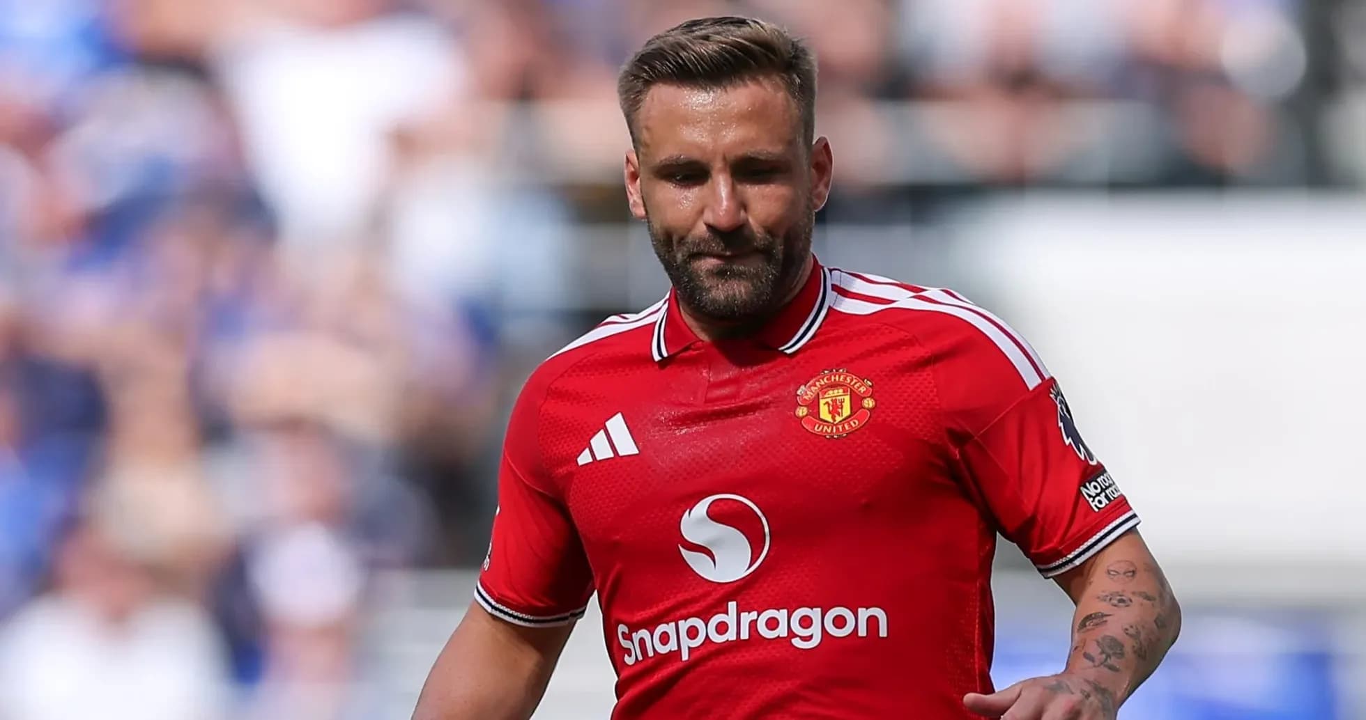 Jugador de Manchester United en uniforme rojo en el campo
