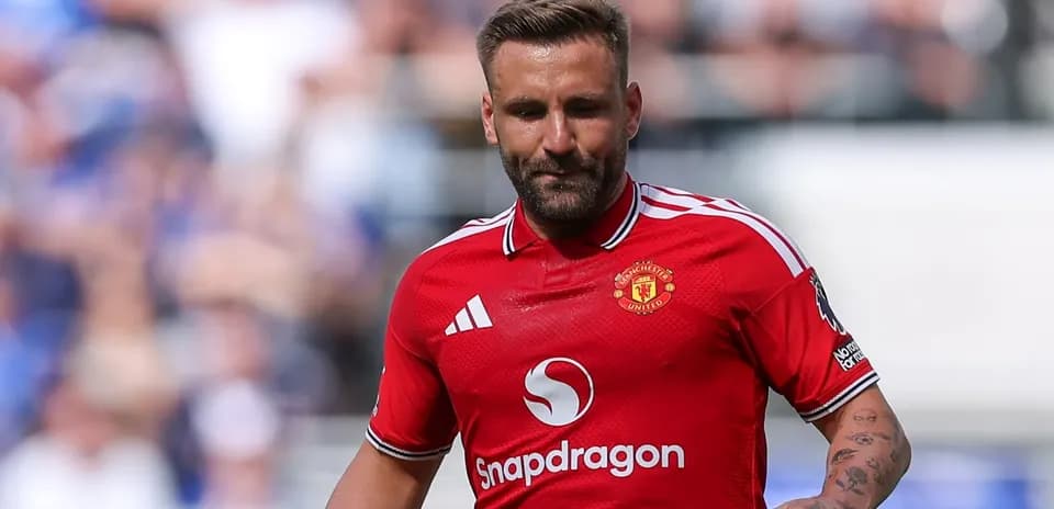 Jugador de Manchester United en uniforme rojo en el campo