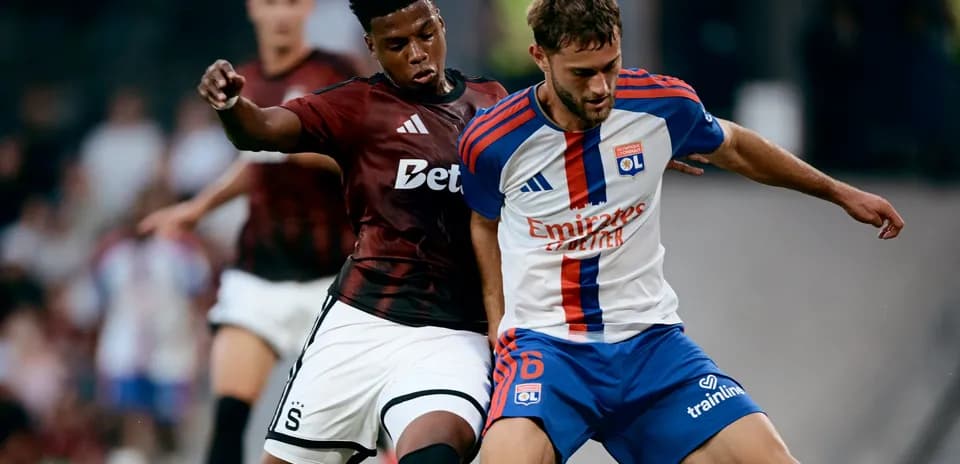 Luchando por el balón en el partido