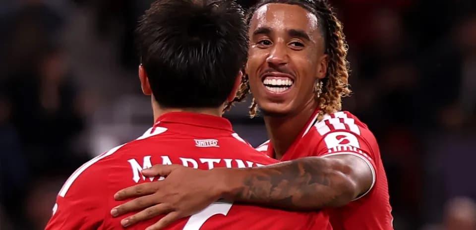 Jugadores celebrando un gol en el campo