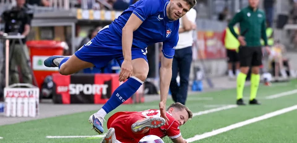 Jugador de Dinamo Zagreb derribando a oponente
