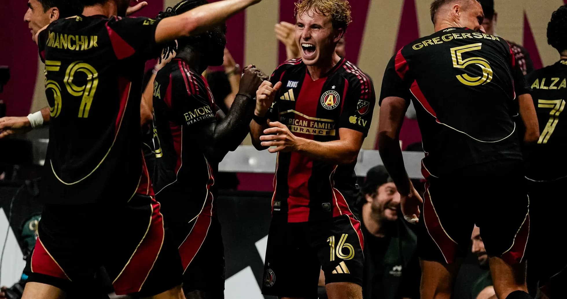 Jugadores de Atlanta United celebrando un gol