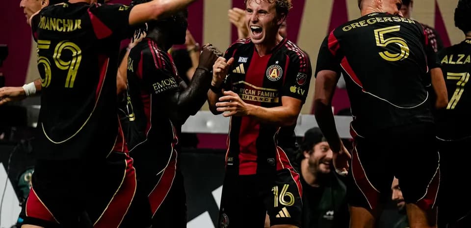 Jugadores de Atlanta United celebrando un gol