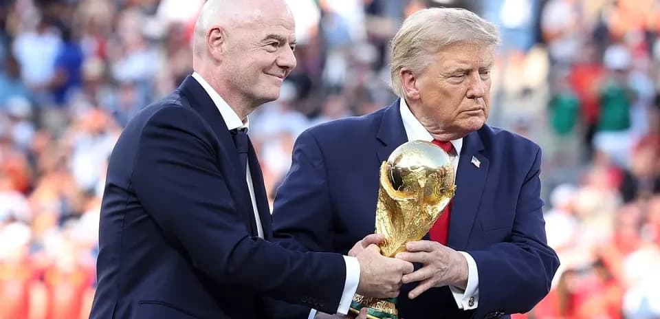 Gianni Infantino y Donald Trump sosteniendo trofeo de Mundial