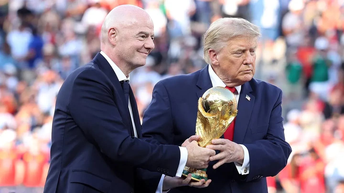 Gianni Infantino y Donald Trump sosteniendo trofeo de Mundial