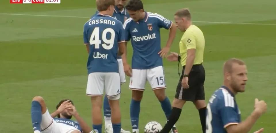 Jugadores rodeando a compañero caído en el campo