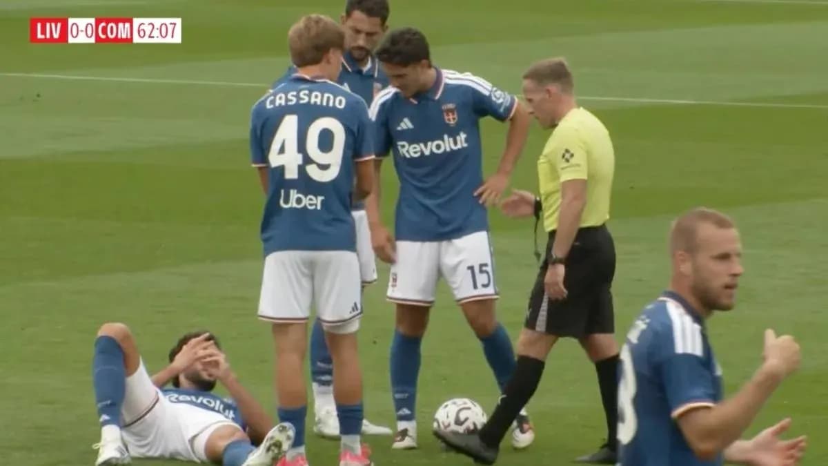 Jugadores rodeando a compañero caído en el campo