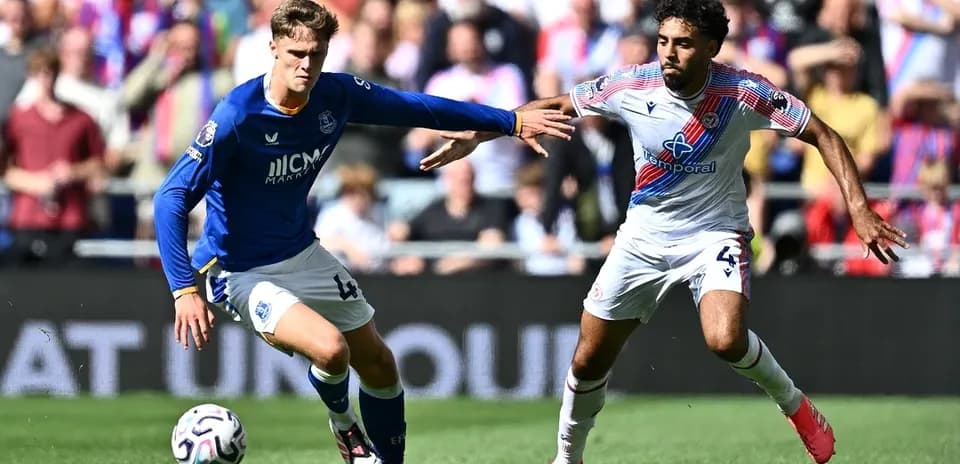 Jugadores compitiendo por el balón en el partido