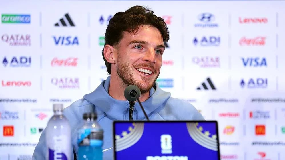 Jugador sonriente en conferencia de prensa