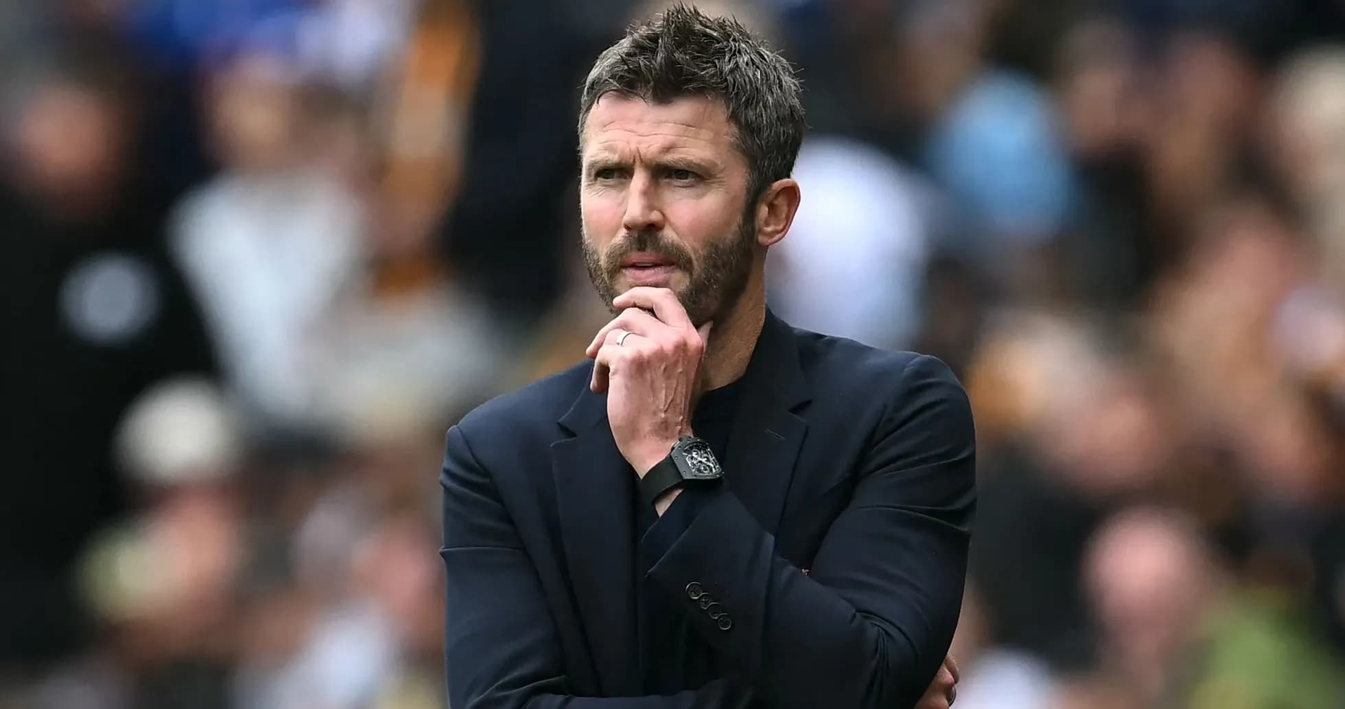 Entrenador pensativo durante un partido de fútbol