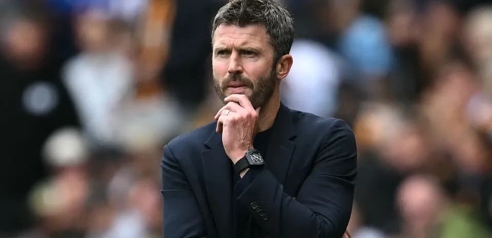 Entrenador pensativo durante un partido de fútbol