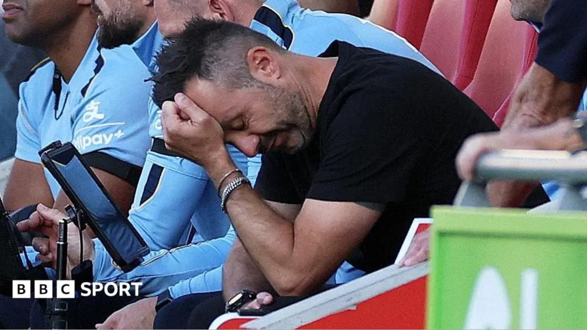 Entrenador preocupado en el banquillo durante el partido