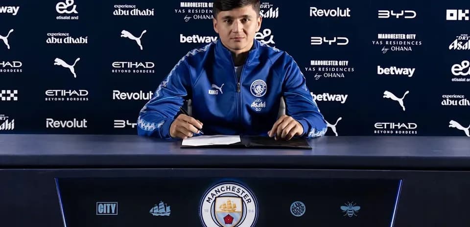 Jugador firmando contrato en rueda de prensa