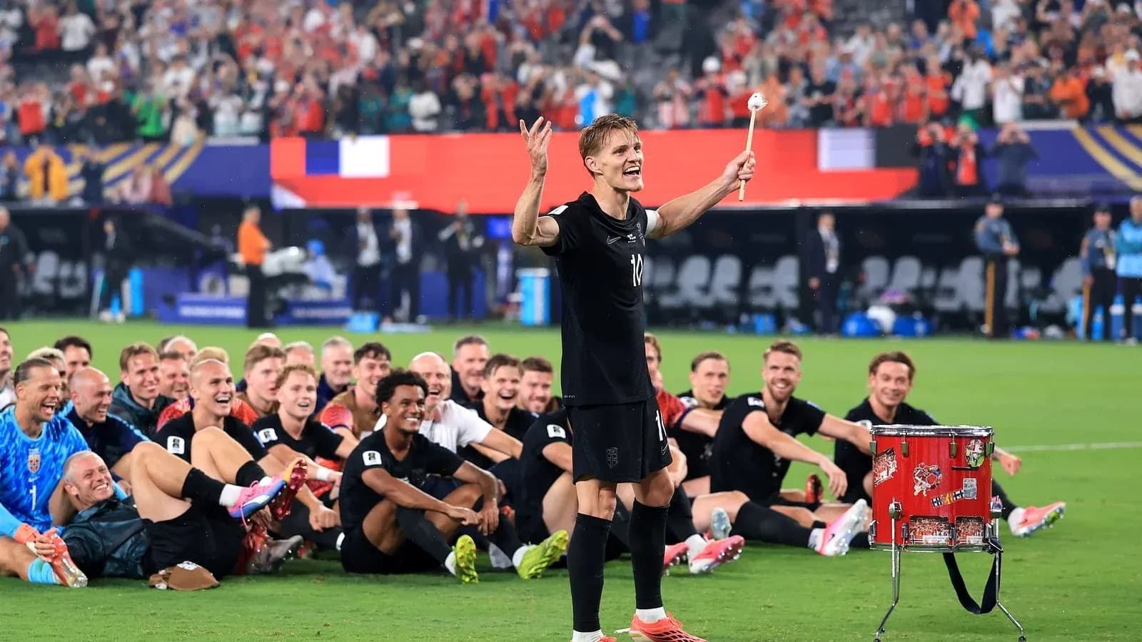 Jugadores celebrando con un tambor después del partido