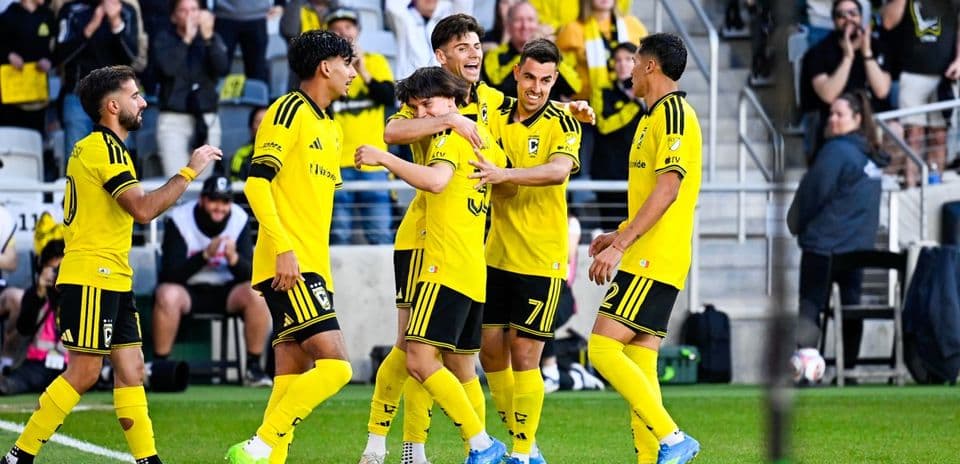Jugadores del Columbus Crew II celebrando un gol