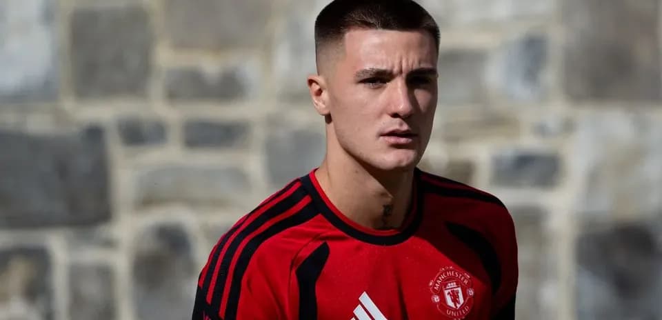 Jugador en camiseta roja de Manchester United posando