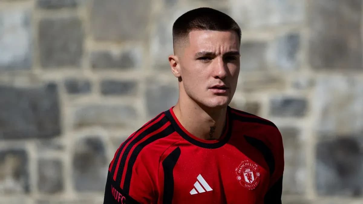 Jugador en camiseta roja de Manchester United posando