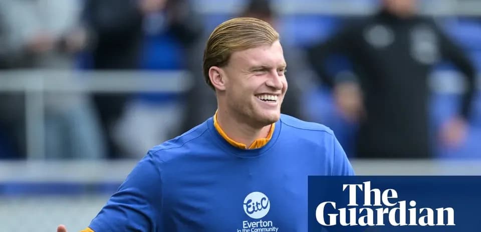Jugador de Everton sonriendo durante calentamiento