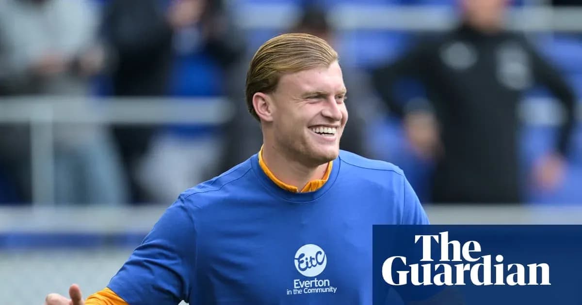 Jugador de Everton sonriendo durante calentamiento
