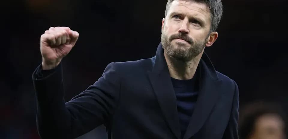 Entrenador levantando el puño en señal de victoria