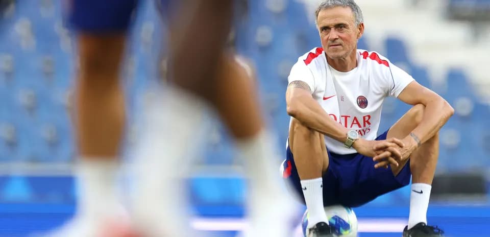 Entrenador de PSG observando entrenamiento en el campo
