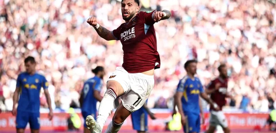 Jugador celebrando un gol en el estadio