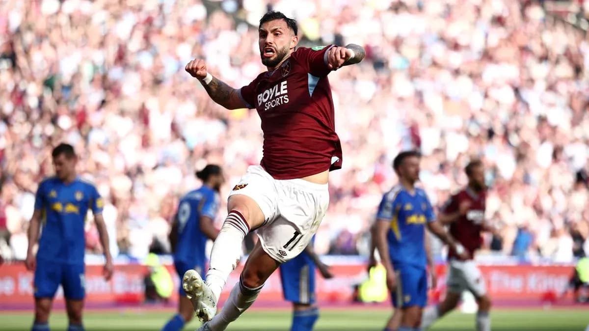 Jugador celebrando un gol en el estadio