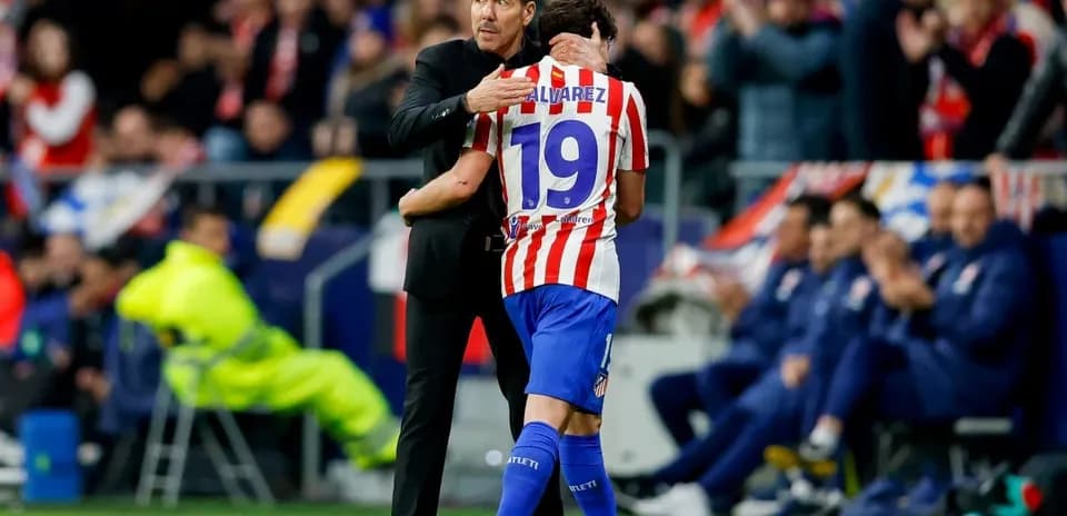 Entrenador abraza a jugador del Atlético de Madrid