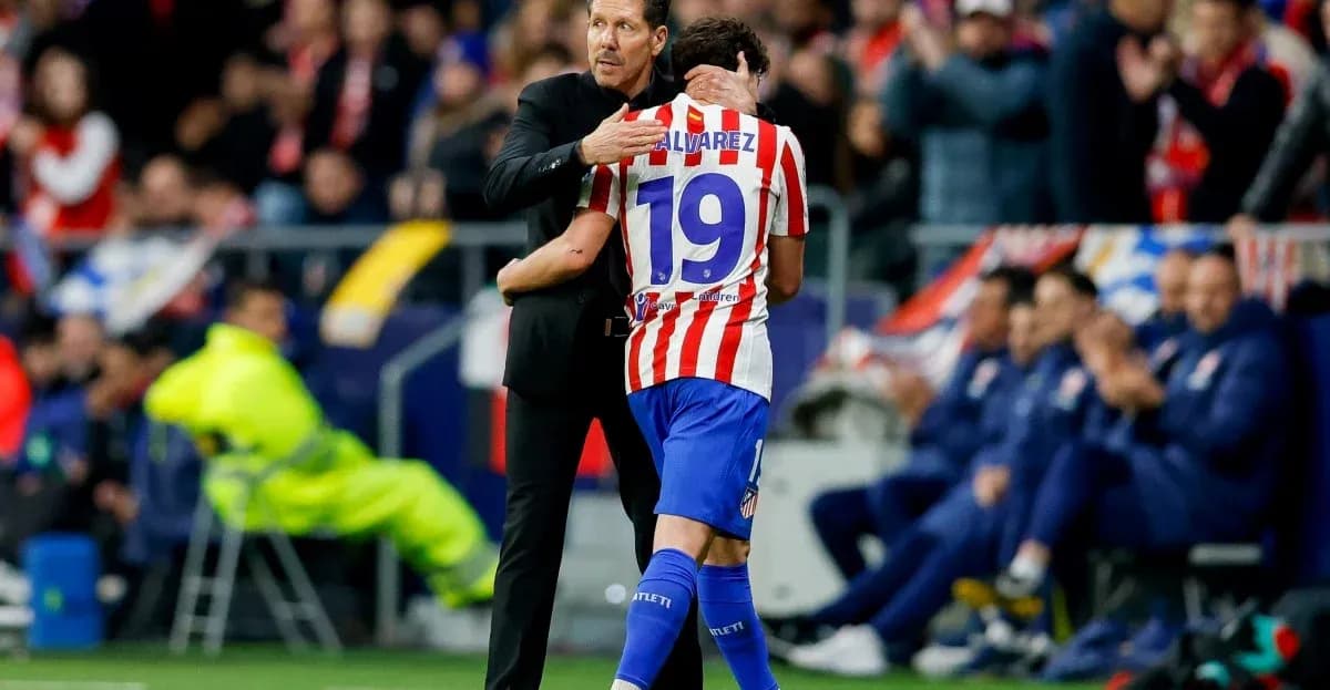 Entrenador abraza a jugador del Atlético de Madrid
