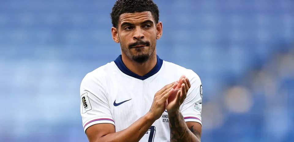 Jugador aplaudiendo en el campo de juego