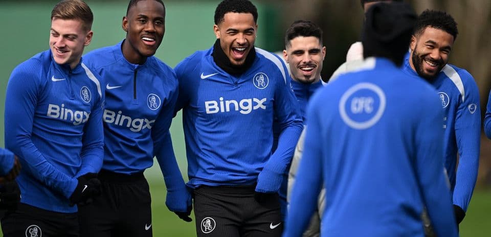 Jugadores de fútbol riendo durante sesión de entrenamiento