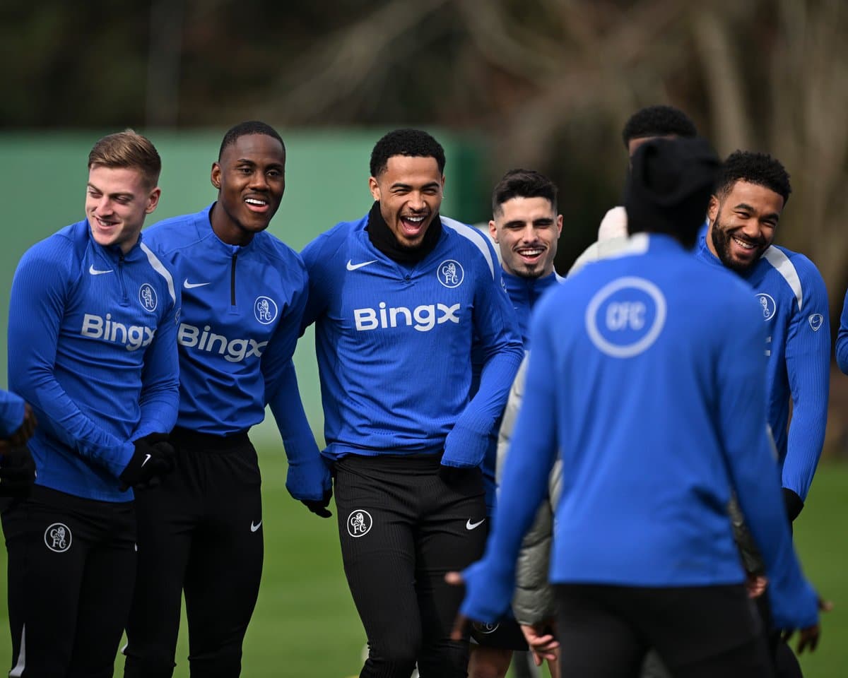 Jugadores de fútbol riendo durante sesión de entrenamiento